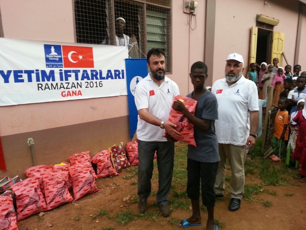 Dünyada ve Türkiye'de  binlerce yetim sevindi